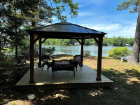 Beautiful, Fully Renovated Shellcamp Lake NH Home with private dock Hotels in Gilmanton