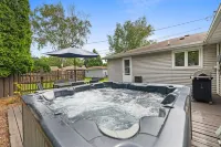 Lombardi's Lodge: 4BR Home 5min Walk to Lambeau