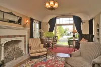 F.J. Massa House ~ Walk to Downtown Napa ~ Bocce Court - キッチン