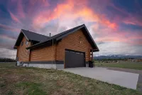 35 Minutes from Yellowstone Lux Log Home with Hot Tub, Pool Table, and Firepit.