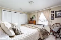 Beautiful Sandusky Bay house with private lagoon for swimming, kayaking ,boating