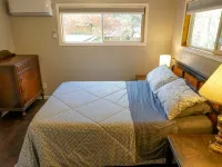 2500 SF Remodeled Cottage on a Quiet Lake in the Woods Hotels in Newbold