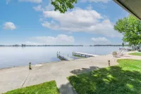 Roxie's Modern Lake Front House on the water!
