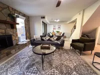 Newly Renovated Townhome near Marietta Square, 2 King Beds