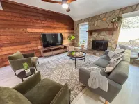 Newly Renovated Townhome near Marietta Square, 2 King Beds