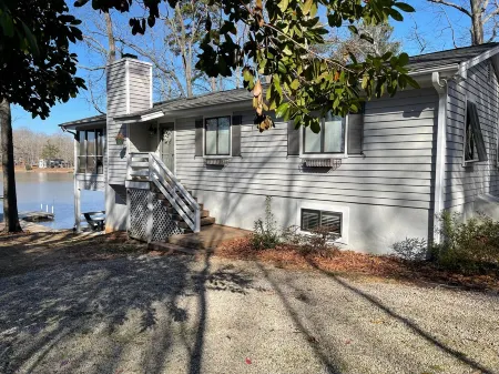 Amazing LAKEFRONT Main Lake 5BR/3.5BA House. Quiet Cove, Close to Everything.