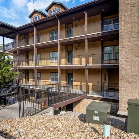 Spacious 4-bedroom penthouse condo in beautiful Branson with Lakeview