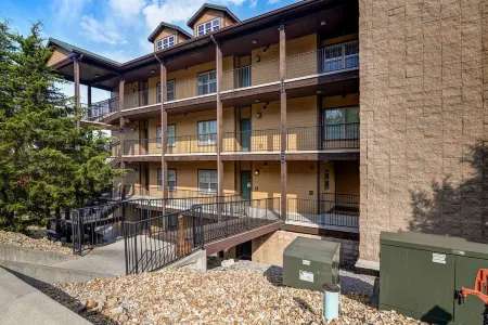 Spacious 4-bedroom penthouse condo in beautiful Branson with Lakeview