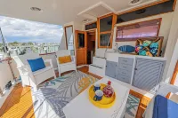 Charming 2-bedroom boat in amazing Manteo WiFi, AC, fitness room, pool, kayaks