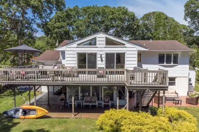 Live on the Water: Dock, Beach, Boat, Kayak & Fish Hotel a 