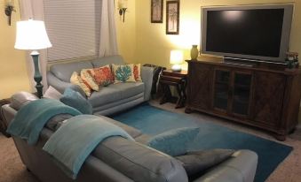 Close to PGA Blvd Shops and Restaurants