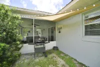 The Purple Palm House - Relaxing 2-bedroom house in Sebring with WiFi & Hot Tub WWOJ-FM Avon Park附近的飯店
