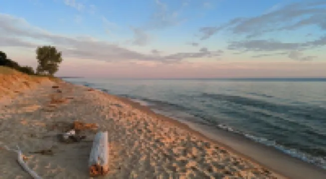 Cobmoosa Shores Cottage: Private Beach, Silver Lake Orv Park, and Wi-Fi!