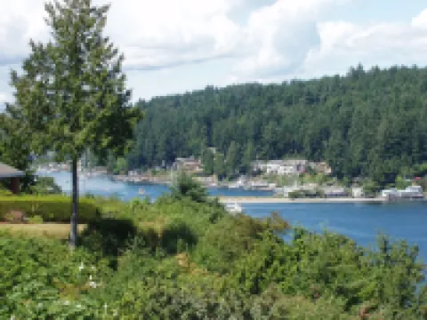 GIG Harbor- Secluded Apartment with Million Dollar View.  10-Minute Walk to Town