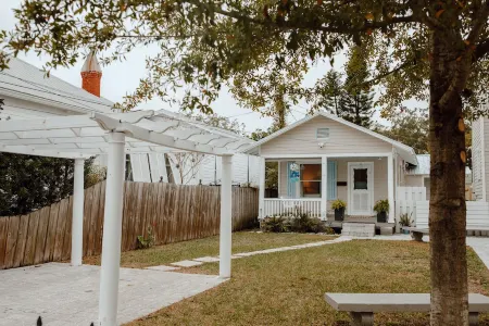 Walk to Night of Lights, Historic Home, Pets OK, Free Parking, Porch