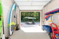 Fun Haven sleeps12. All season pool and hot tub. Walk to beach. Pet friendly.