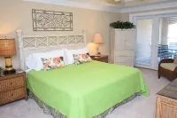 Beautiful top floor Condo/2 pools Steps From Beach  And Pier