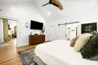 The Roasted Marshmallow-LUXURY Cabin-Couples-Small Family-HotTub-Swings-CornHole
