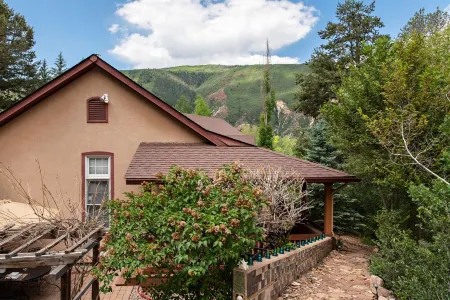 Newly Renovated Mtn Home w/ views, backyard oasis, 2 grills, near dwtn & Pools Отели рядом с достопримечательностью «The Hideout at Glenwood Springs»