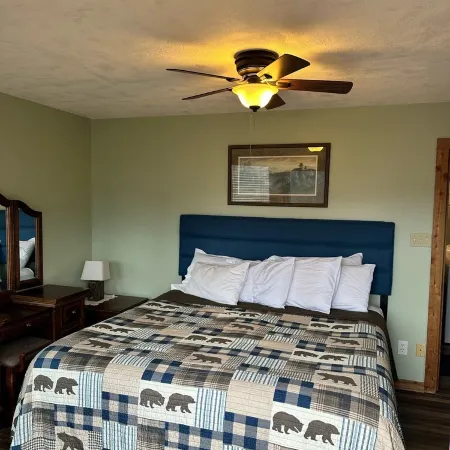 McDaniels Misty Blue ~ A Cozy & Quaint Cabin w/Exceptional Smoky Mountain Views