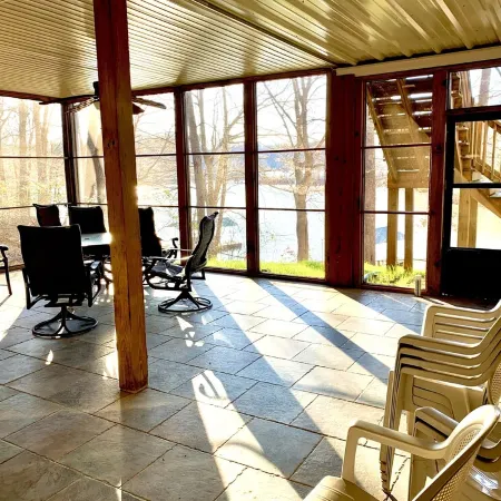 Lake Front Home. 3 Large Living Spaces. Screened Porches. Pet Friendly.