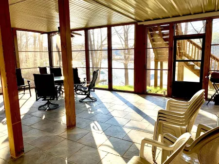 Lake Front Home. 3 Large Living Spaces. Screened Porches. Pet Friendly. Отели в г. Гамлог