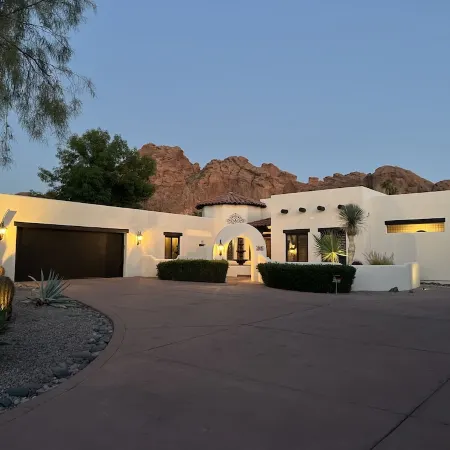 Superbly Rated-100+ Reviews. Heated Pool/Hot Tub. Pickleball Nearby. Home Office