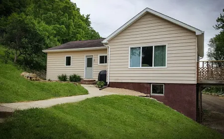 Riverview Getaways (only 13 miles to La Crosse WI or Iowa border)