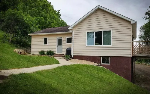 Riverview Getaways (only 13 miles to La Crosse WI or Iowa border)