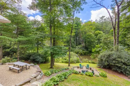 Walk to Downtown Cashiers!CharmingSecluded Cottage w/Resort Access –Pet Friendly