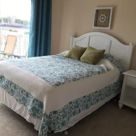 Sunny 4 Br, 2 BA Townhouse- June 30-July 4 Available