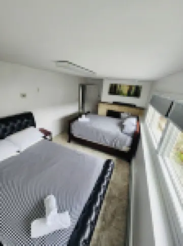 Hot Tub, Rain Room shower with Mountiain views of Ski Slopes nestled in nature.