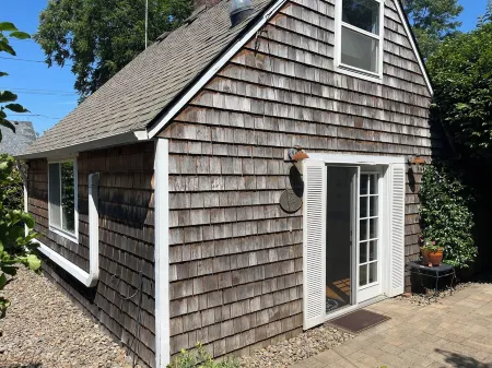 Cozy Rose Cottage in Salem