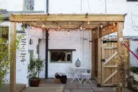 Cute, cosy cottage with retro Dutch Tub.  호텔