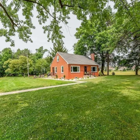 Unique Cottage + King Bed + Kids toy room