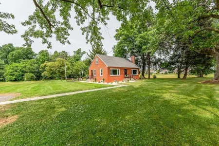 Unique Cottage + King Bed + Kids toy room
