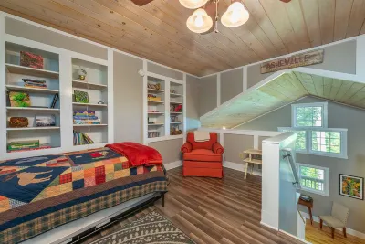 Sunset Mtn Lodge! Hot Tub+Fire Pit, Fireplace, Hiking, Private, Close to Town! Hotels near Spruce Pine Campground