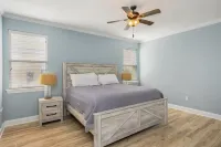 Poolside Haven! Spring break deals, book now!  6 bedroom/3.5 bath/Sleeps16