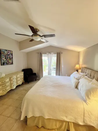 Light filled walk to bay 1 King BR,1 BA private cottage by the Ringling Museum Отели рядом с достопримечательностью «Ринглингский колледж изобразительных искусств и дизайна»