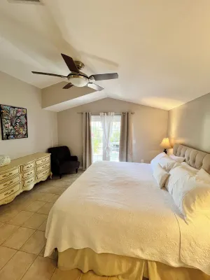 Light filled walk to bay 1 King BR,1 BA private cottage by the Ringling Museum