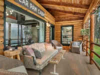 From Sunrise to Sunset - Peaceful Waterfront Escape 7 acres, 300+ ft. beachfront ポンダレイのホテル