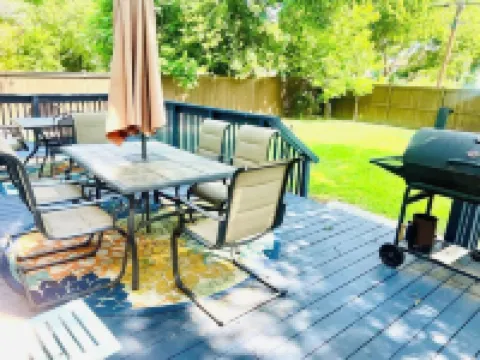 Spacious Victorian w/Game Room & Hot Tub Hotels in Pflugerville