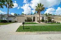 Near Disney Fun: Golf Retreat, Pool & Private Spa Hotels near Northeast Regional Park Polk County