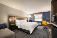 Holiday Inn Express SYRACUSE AIRPORT by IHG - Parking