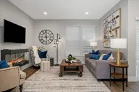 New 2 Bd Luxury Townhouse- King Bed, Downtown, near Hospital, Close to Wineries