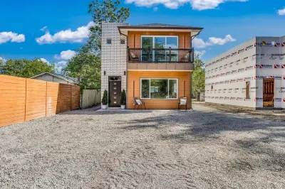 Spacious 3-bedroom house in marvelous Wichita with WiFi, AC