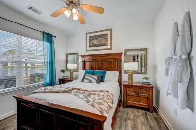 ⭐Stylish & Cozy⭐ 2BR/2BA w/King Bed, Pool & Gym Nr I295 & Downtown Hotels near Publix Super Market at Argyle Village