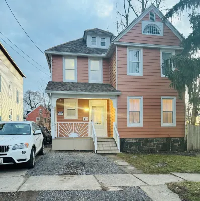 Spacious 3Br Home - Sleeps 10 - Perfect for Families & Groups.