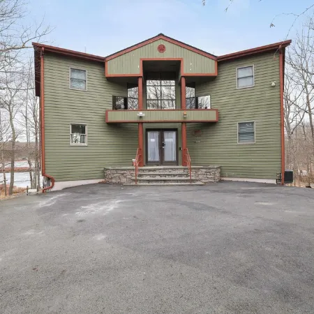 Water front boating, fishing, swimming, ski, golf, horseride, hike & more!
