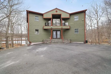 Water front boating, fishing, swimming, ski, golf, horseride, hike & more!